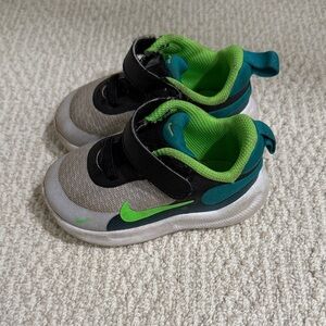 Nike Toddler Black and Green Sneakers